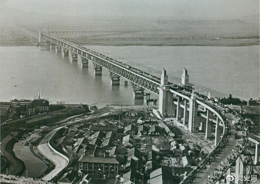 1968年12月29日， 南京長江大橋全面建成通車。這是當(dāng)時中國自行設(shè)計建造的最大的鐵路、公路兩用橋。
